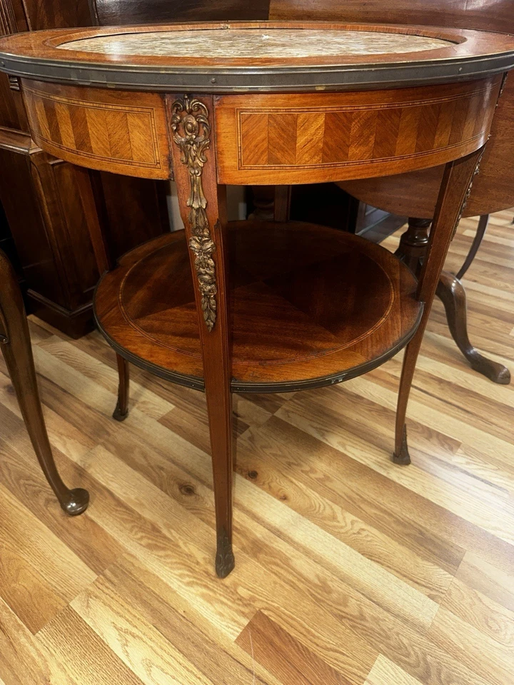 Hermosa mesa de centro auxiliar francesa antigua con incrustaciones de mármol Luis XV Foto 3 de 4