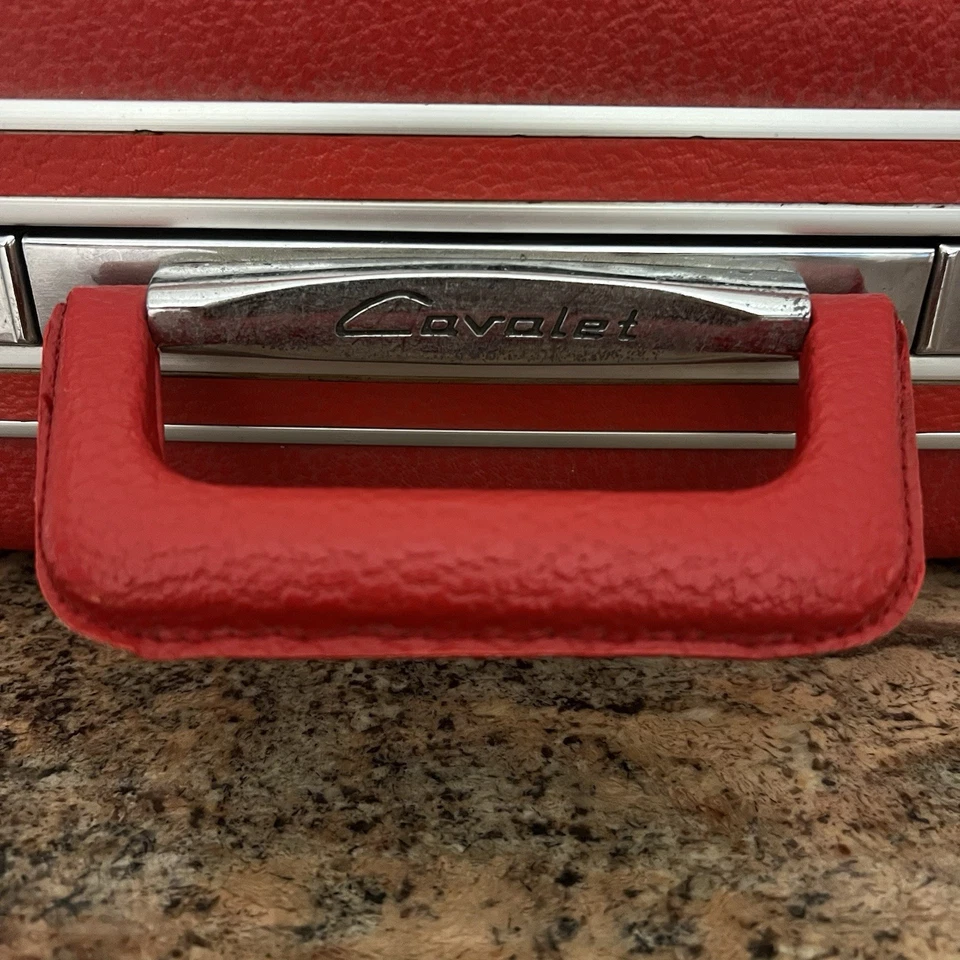 复古 Cavalet 红色硬质旅行箱 带钥匙 16x14x5 携带度假 — 第 3/4 张图片