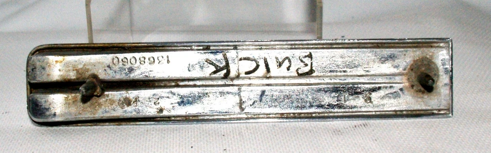 Buick LeSabre Wildcat 1368060 1965 guardabarros delantero adorno ojo de buey OEM 786 Foto 3 de 4