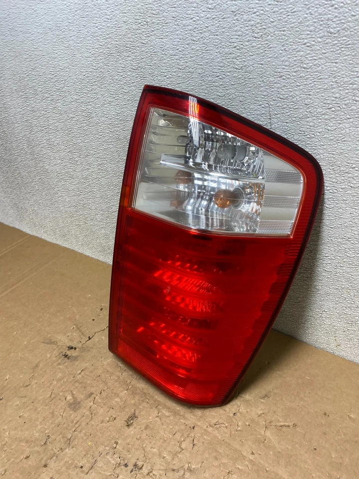Luz trasera lateral derecha para pasajero derecho Kia Sedona 2007 a 2010 OEM V5877 DW Foto 2 de 4