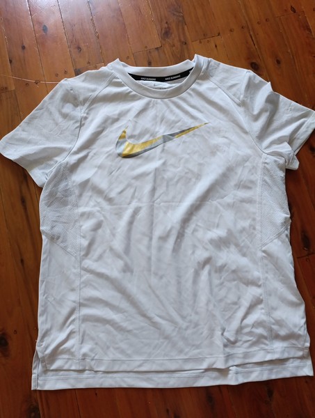 Nike Womens T Shirt M Light Grey Logo Crew Neck Short Sleeve Activewear Tee EUC