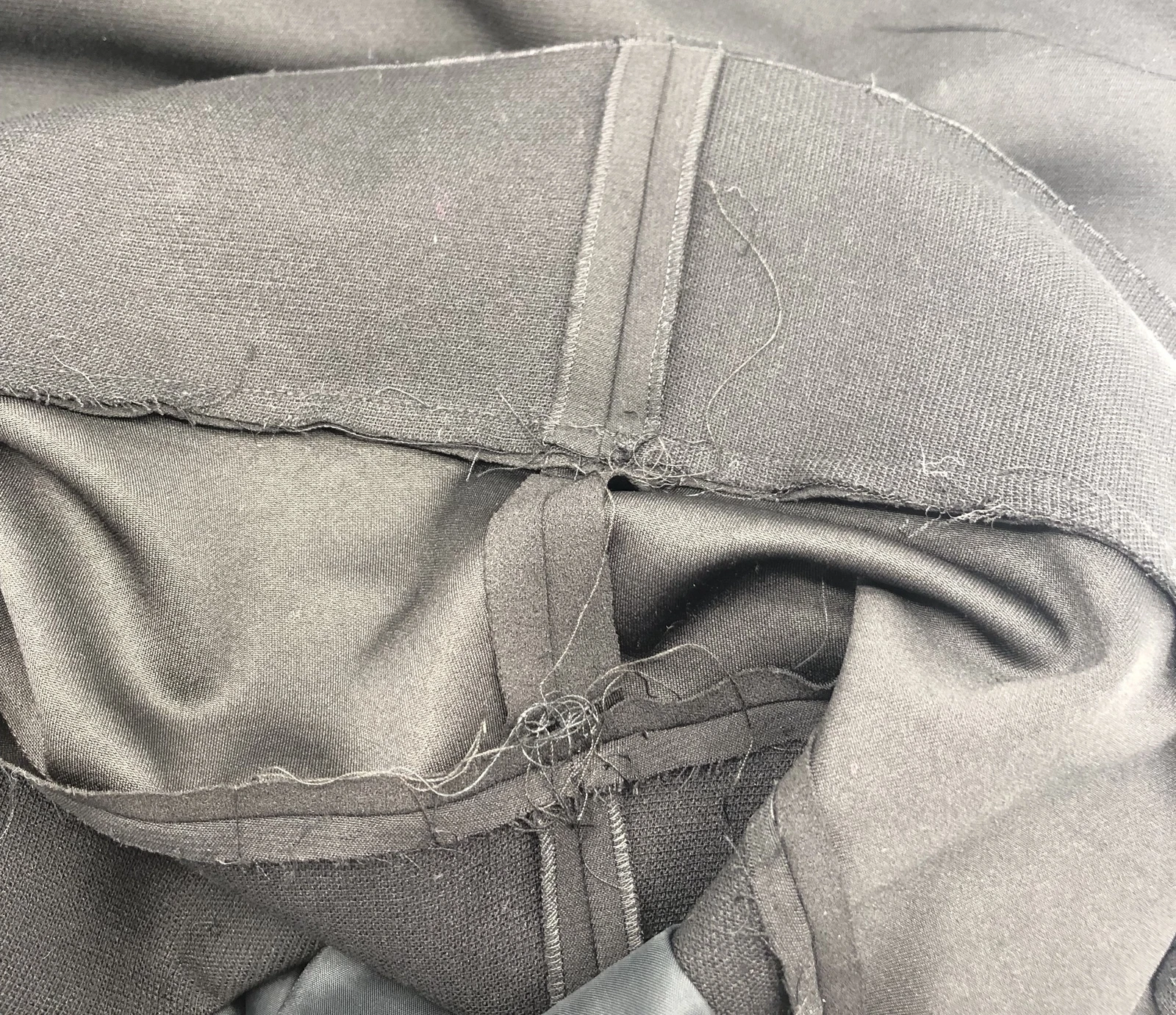 Abito rosso Valentino nero senza maniche con borchie effetto cintura orlo peplum taglia 44