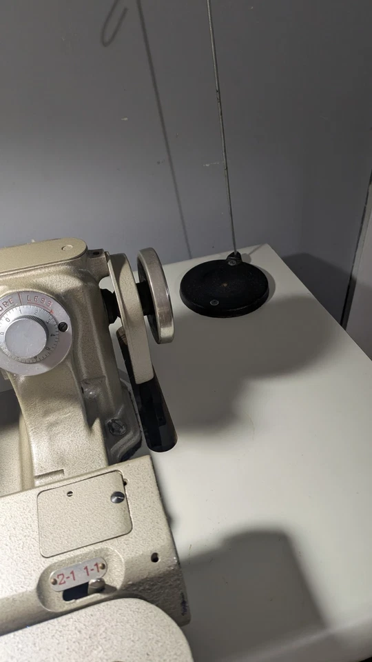 Tacsew T1718 кожаная промышленная швейная машина с жалюзи кромкой со столом - Изображение 4 из 4