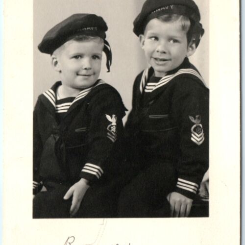 c1910s 2 Cute Little Boys in US Navy Sailor Costumes RPPC Real Photo USN A134 - Afbeelding 1 van 4