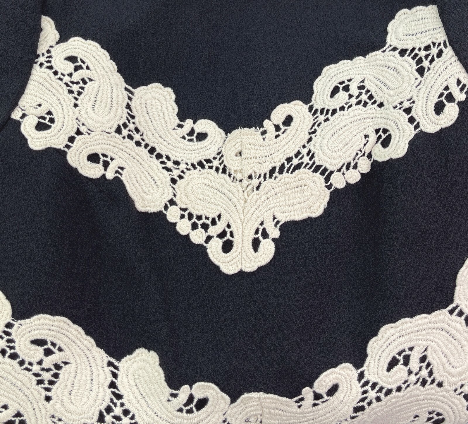 Maggy London Sz 2 Black Crepe Ivory Crochet Lace Applique Shift Dress xs image 4