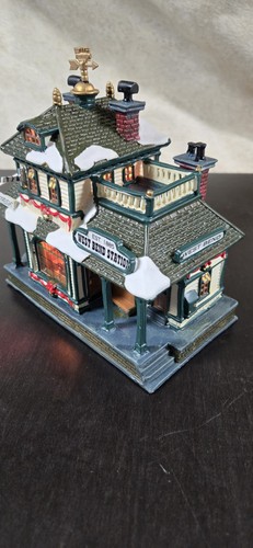 Coventry Cove "West Bend Station" Lemax Porcelain Lighted Village House - Picture 10 of 12