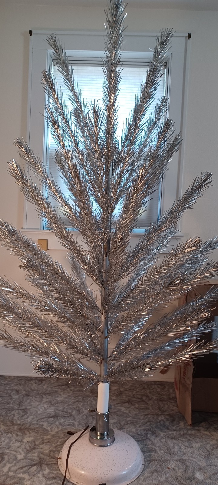 6' Metal Tree Corp, Glitter Pine, 57 branch, box, stand, sleeves