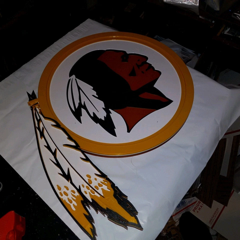 Letrero de pared con logotipo 3D de fútbol americano NFL de los Washington Redskins de 19 pulgadas. Versión Pluma Foto 3 de 4