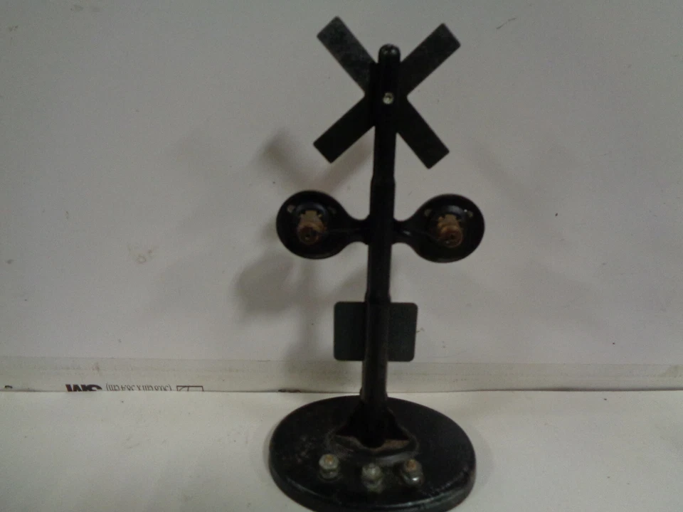 VINTAGE MARX ALL METAL O SCALE RAILROAD CROSSING SIGNAL WITH RED LIGHTS TESTED - Image 2 of 3