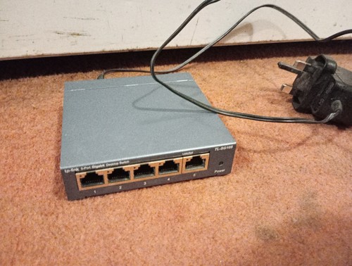 TP-Link TL-SG105 5 Port Gigabit Desktop Switch - Picture 2 of 5