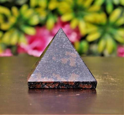 Piramide di pietra Reiki 55 mm spinello naturale in matrice energia curativa metafisica 55 mm - Foto 2 di 10
