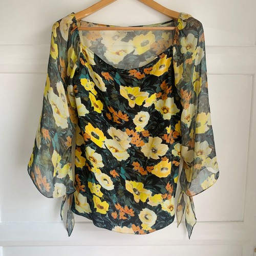Beulah London geblümtes Seidentop Bluse UK 10 grün gelb Bindeärmel transparenter Rücken
