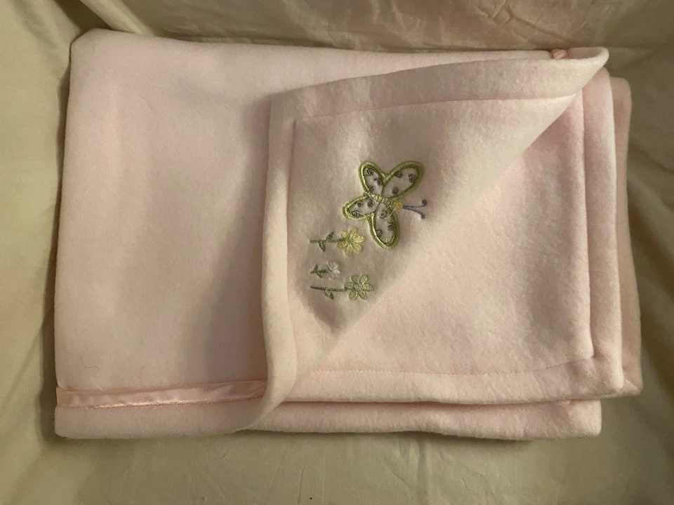 Manta de bebé Tiddlewinks rosa polar púrpura verde mariposa flores borde satinado Foto 3 de 4