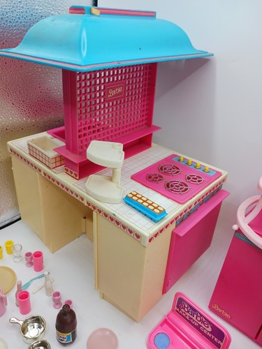 Vintage Mattel Barbie Kitchen Island, Fridge, Table & Accessories - Picture 4 of 9