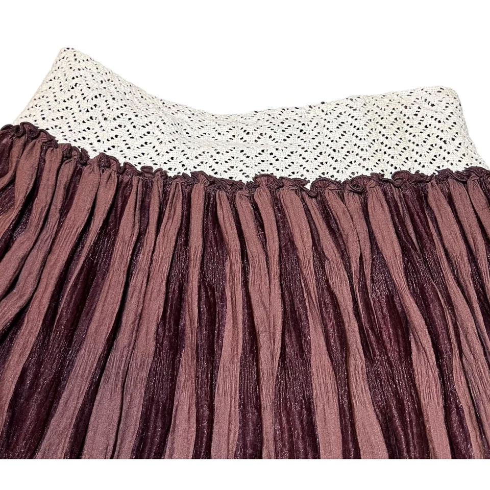 Saia Boho Plissada Crochê Acabamento de Renda Feminina Marrom Médio Midi Boho Cigana - Imagem 4 de 4