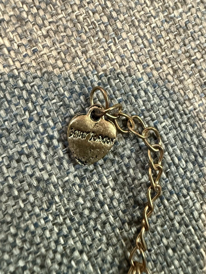 Collar Betsey Johnson Vintage Cinta Cadena Dije Pluma Arco Flor Foto 4 de 4