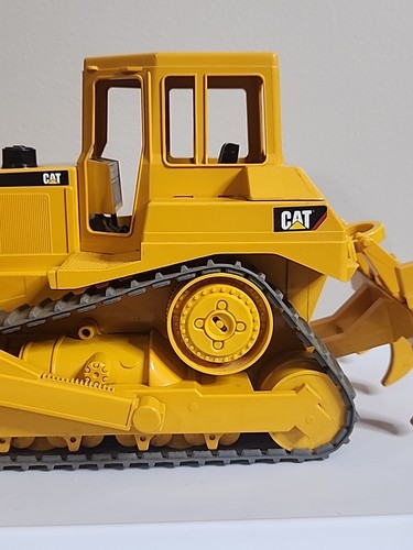 Bruder Made In Germany 1:16 Scale CAT Caterpillar Bulldozer - Picture 4 of 18