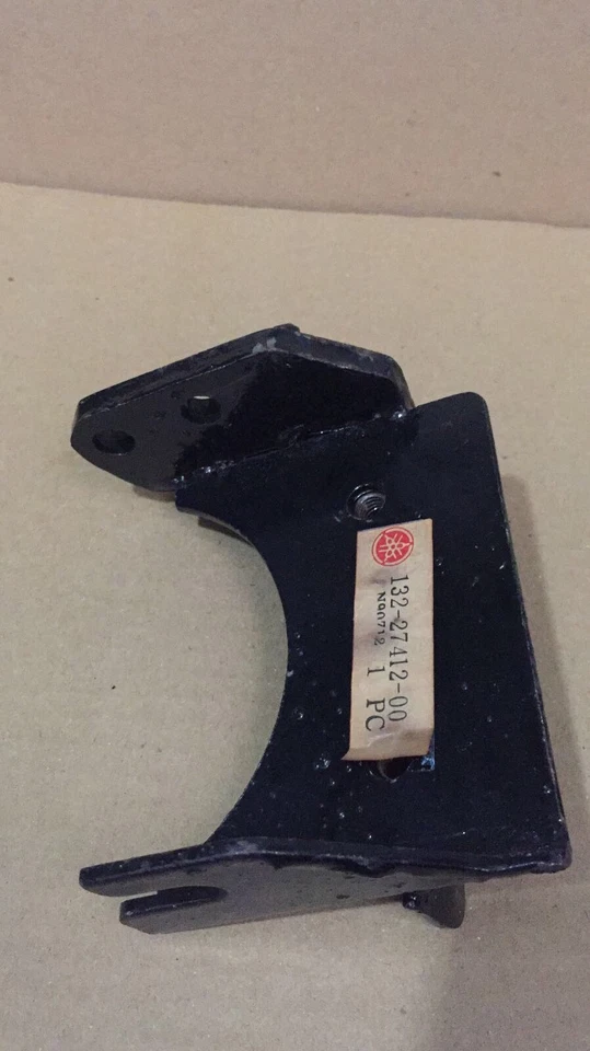 Soporte reposapiés YAMAHA YL1E H2 1966-1969 132-27412-00 N.O.S Foto 4 de 4