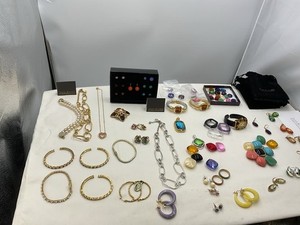 Authentic Vintage lt of 32 High End Gold Plated Jewelry Lot Signed Joan Rivers