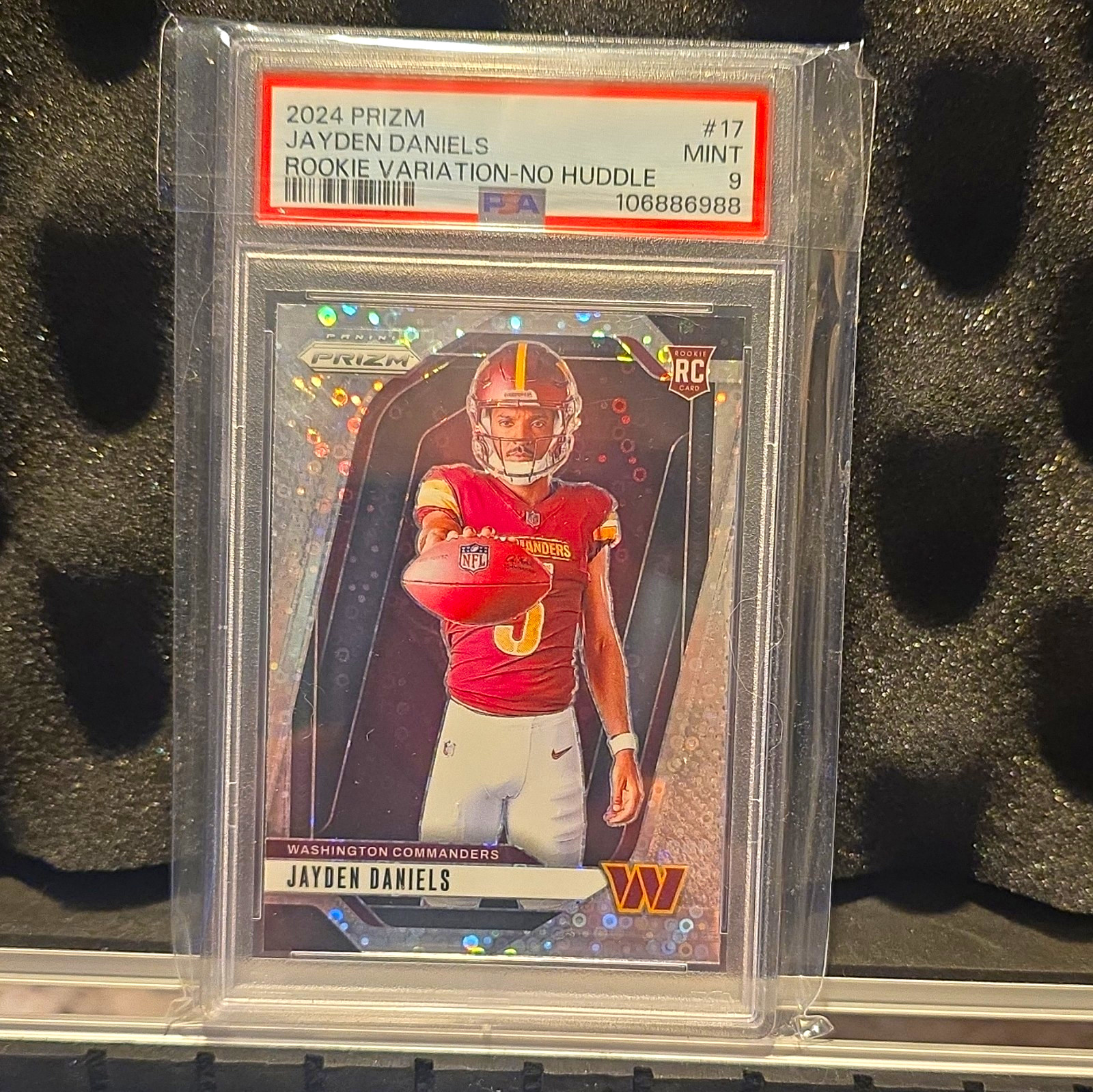 Panini 2024 Prizm Jayden Daniels RC Rookie Variations No Huddle #17 PSA 9