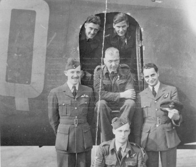 G. CAIRNS, 196 SQUADRON SHORT STIRLING CREW - Fliegerfoto