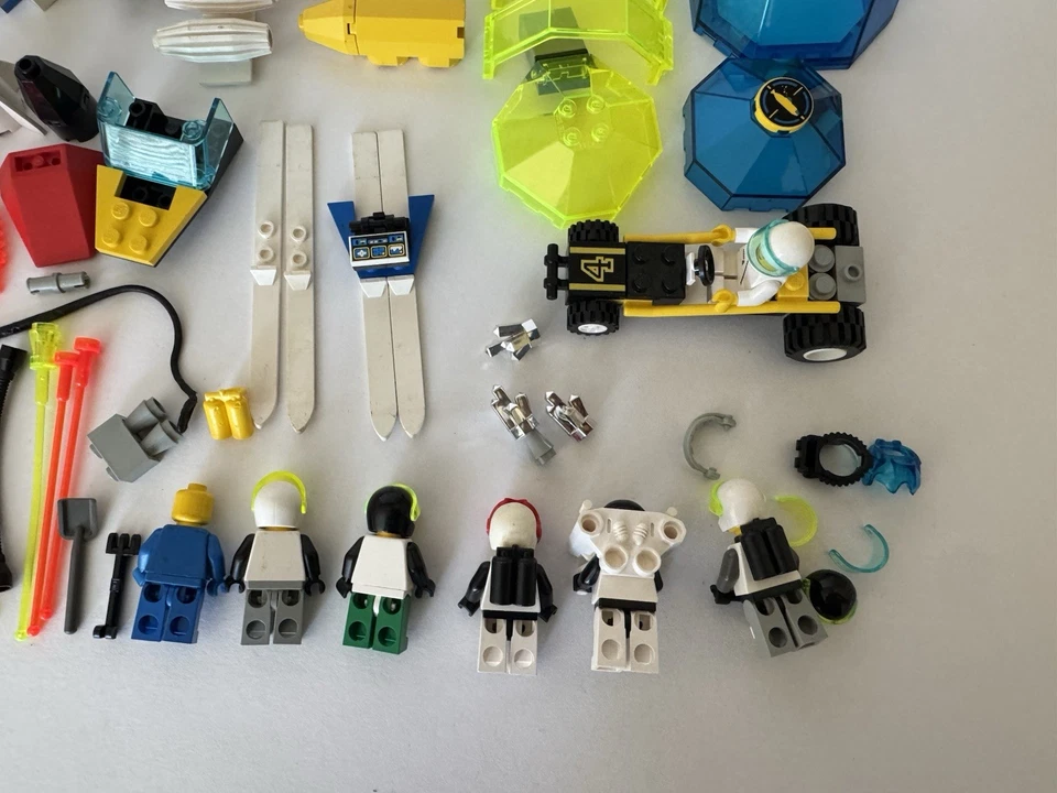 LEGO Vtg Classic Space Spaceman Minifigures 1990's Blacktron Lot Parts Jetpack - Image 4 of 4
