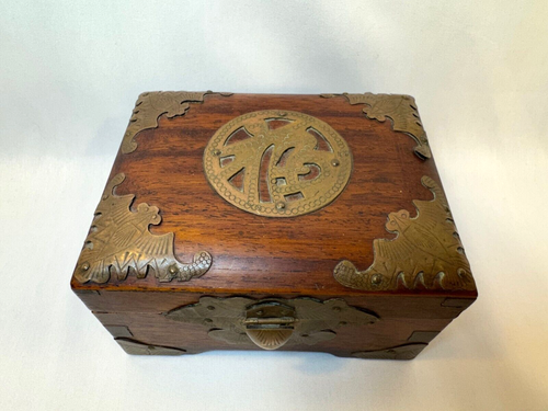 VINTAGE CHINESE ROSEWOOD JEWELRY BOX WITH BRASS LATCH AND ACCENTS - Picture 2 of 9