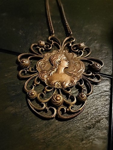 Antigua placa colgante de latón para dama original antigua hecha a mano fina en relieve - Imagen 6 de 10