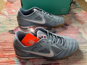 nike supreme limited edition