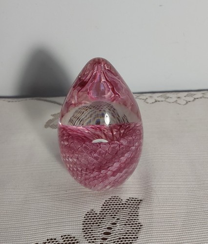 Signierter Briefbeschwerer "GES 00" Glasauge Studio rosa Optik Wirbel Ei 3 Zoll - Bild 4 von 7