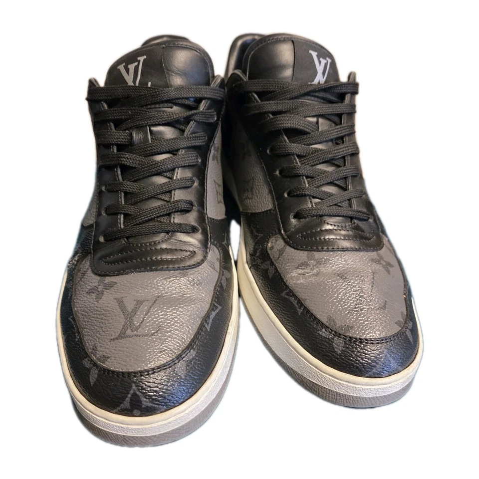 ZAPATILLAS BAJAS LOUIS VUITTON LV RIVOLI (UNISEX) EE. UU. PARA HOMBRE 9 EE. UU. MUJERES TALLA 10,5 Foto 2 de 4