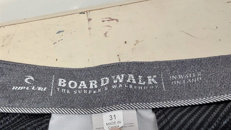 RIP CURL Boardwalk Olive Green Camo Hybrid Walk Shorts In Water On Land Men's 31 - Image 3 of 4