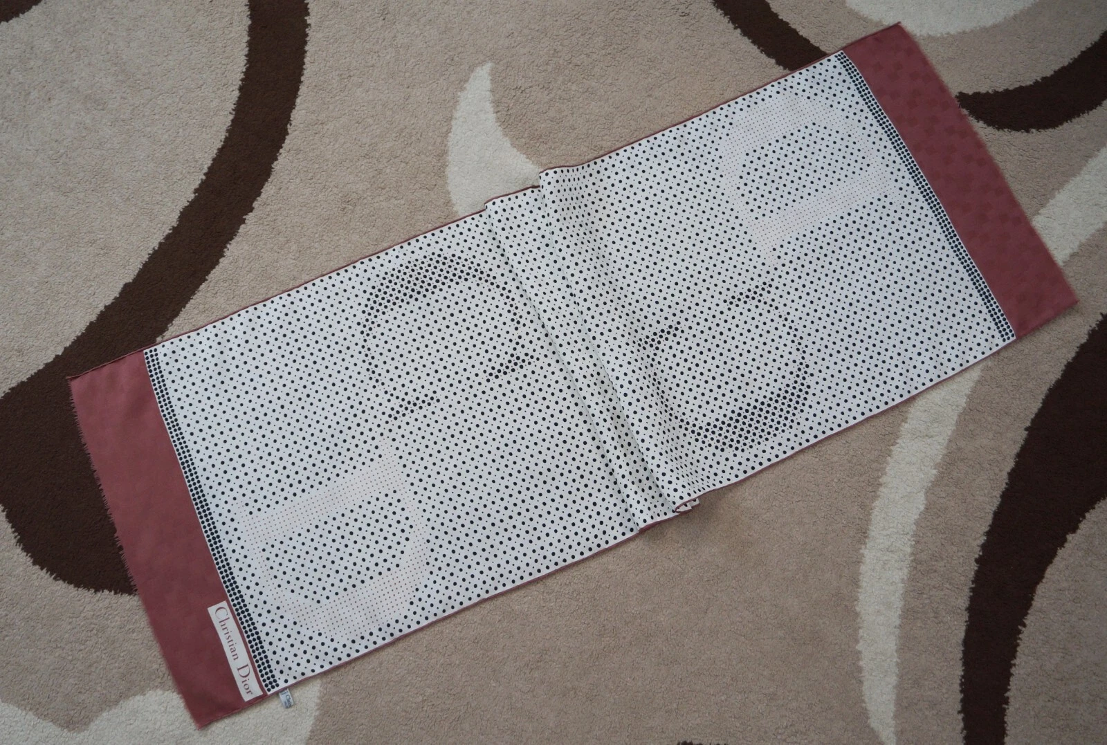 Écharpe en soie vintage Christian Dior. Fabriqué en France.