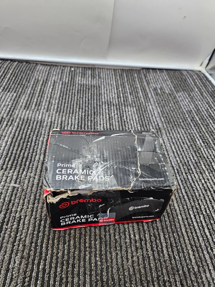 Pastillas de freno de disco delanteras Brembo P83066N Premium para Toyota Tacoma 2005-2023 Foto 4 de 4