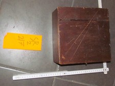 Konvolut eine Holzkiste mit Deckel  incl Werk...