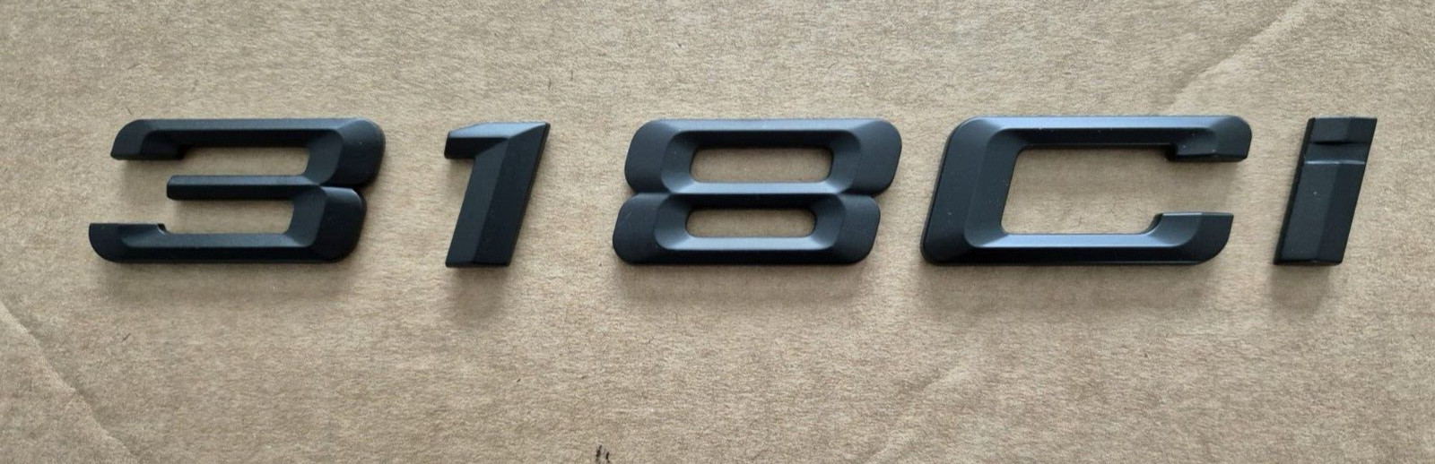 Chiffre adhesif coffre BMW serie 3 318ci pour remplacer un sigle usé noir