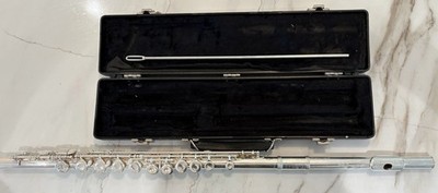 Gemeinhardt 2SP Concert Flute Silver Plated Closed Hole Boehm Key of C Case