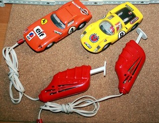 Gama Konvolut 2 Rennwagen und 2 Regler für Rennbahn 70ger Jahre Antriebe Ok !!!