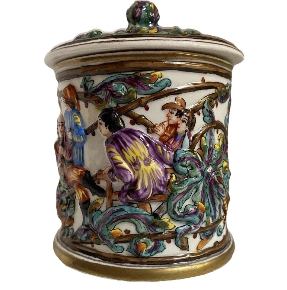 Antiguo tarro Capodimonte con tapa figura escena en relieve Foto 4 de 4