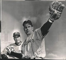 1952 Press Photo Phillies' Eddie Sawyer stands behind pitching ace Robin Roberts
