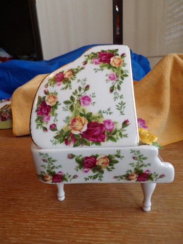 Auswahl Royal Albert Old Country Roses Bone China Schnick Knacks: Teekannen/Musical - Bild 3 von 30