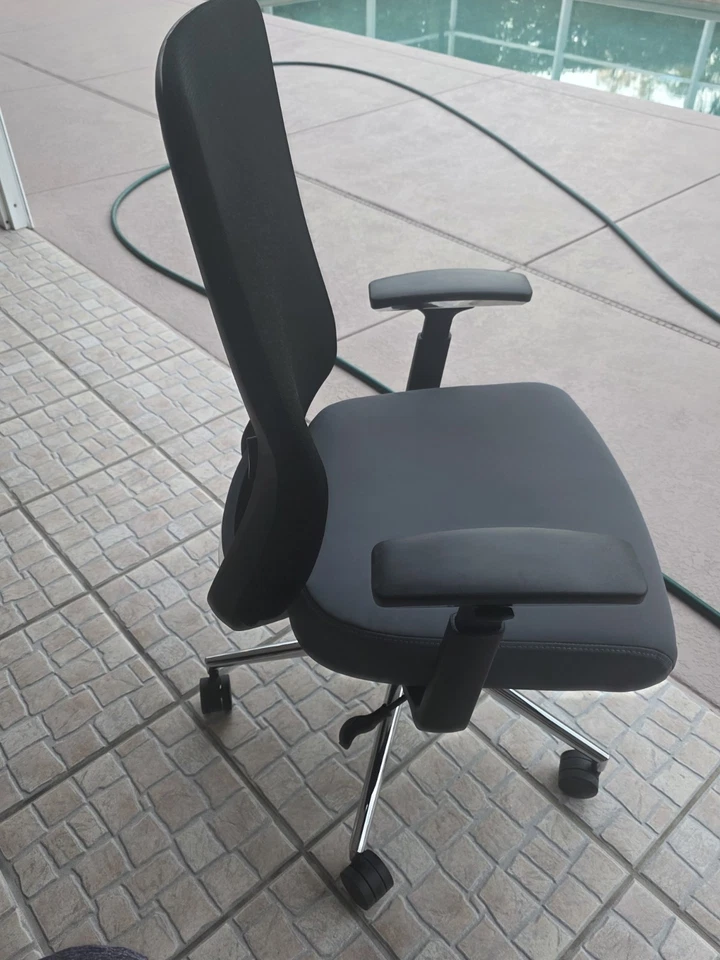 Silla de trabajo Realspace Levari imitación cuero respaldo medio, gris/negro. Excelente estado. Foto 4 de 4