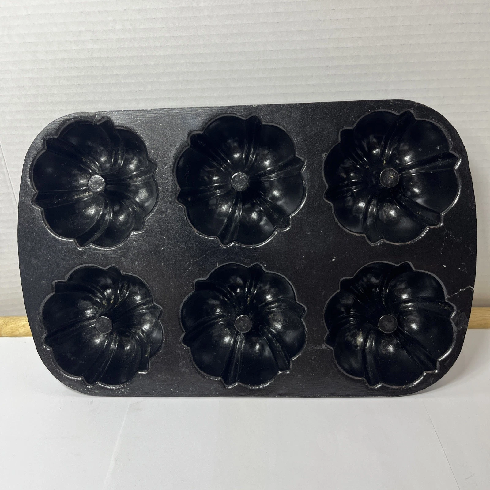Vintage Nordic Ware Bundt-lette 6 Mini Bundt Pan Kitchen Baking, Black