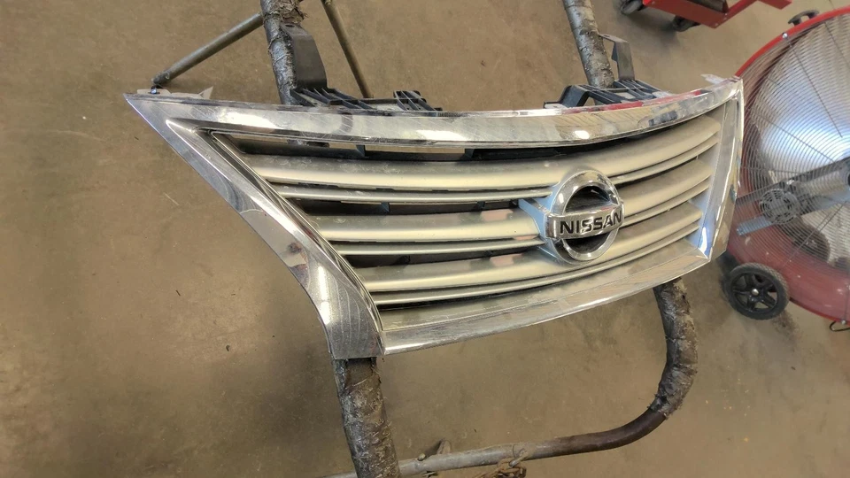 Parrilla superior usada se adapta a: Nissan Sentra 2014 parachoques montado superior FE grado superior A Foto 3 de 4