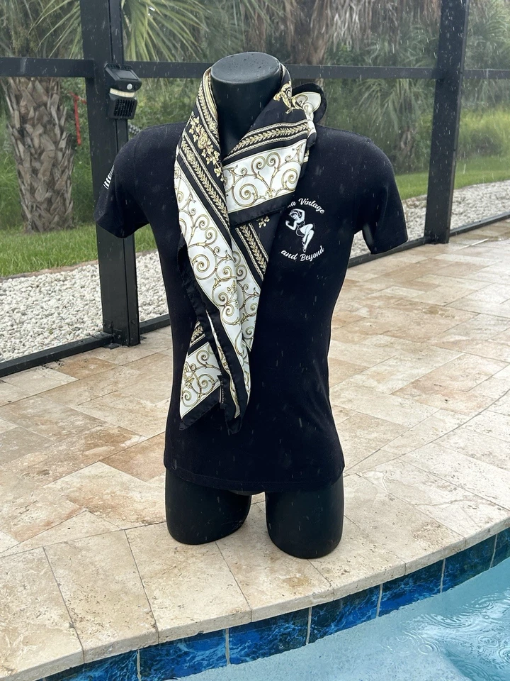 Lenço de seda GIANNI VERSACE estampa barroca tamanho 34" preto e dourado - Imagem 3 de 4