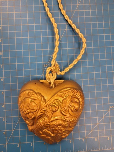 Gold Tone Heart Pendant Necklace Floral Brass Charm Cord Tie Fashion Jewelry - Foto 5 di 5