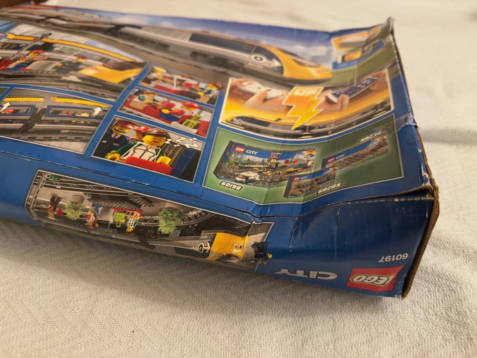 LEGO CITY: Tren de Pasajeros (60197) nuevo en caja dañada (ver fotos) Foto 3 de 4