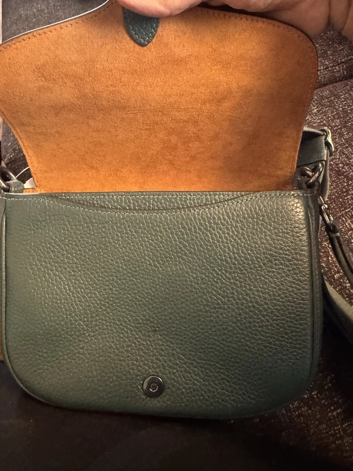 Alforja Coach Amelia. Herrajes metálicos verde azulado oscuro con pistola Foto 3 de 4