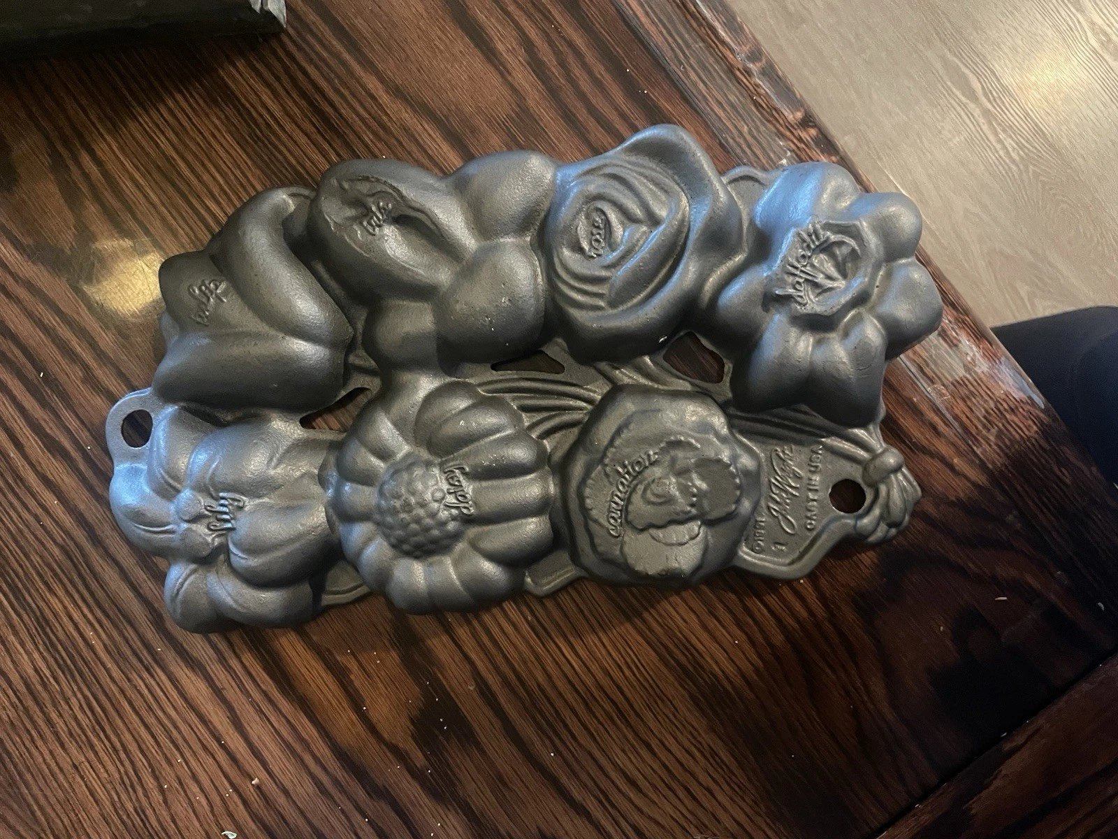 John Wright Cast Iron Flower Muffin Pan Mold Baking Cornbread Vintage 1991 Rose