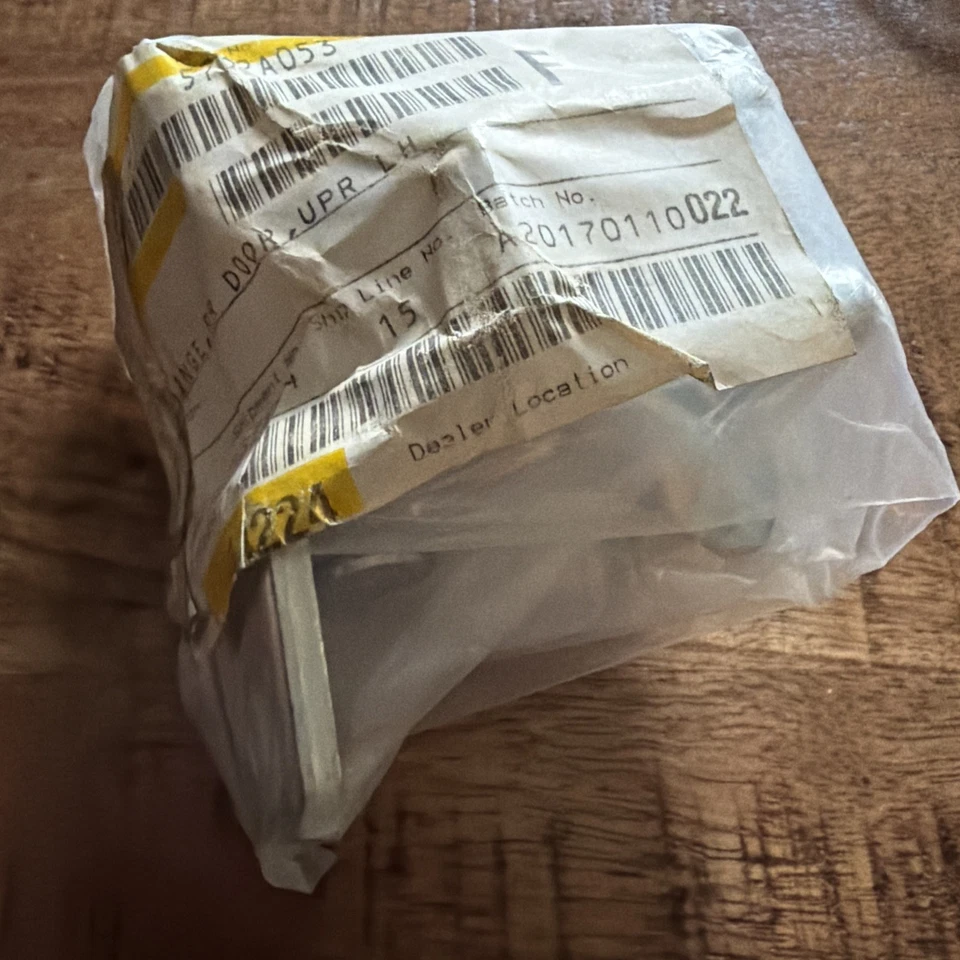 MITSUBISHI OUTLANDER 2007-2024 BISAGRA PUERTA TRASERA IZQUIERDA SUPERIOR E INFERIOR OEM 5732A053 Foto 2 de 3